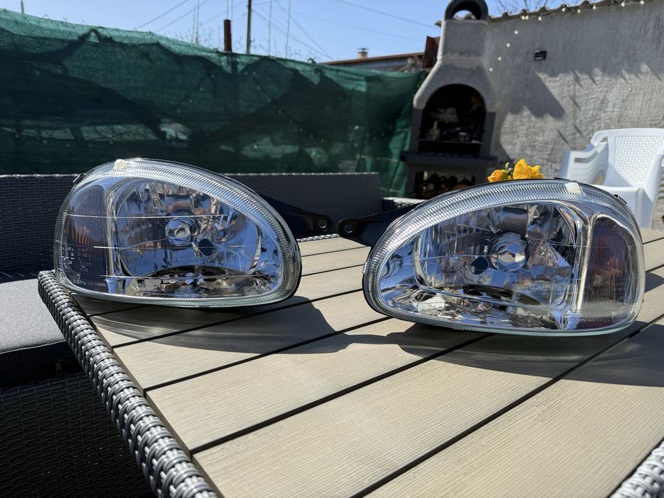 Чисто нов комплект фарове за Opel Corsa B