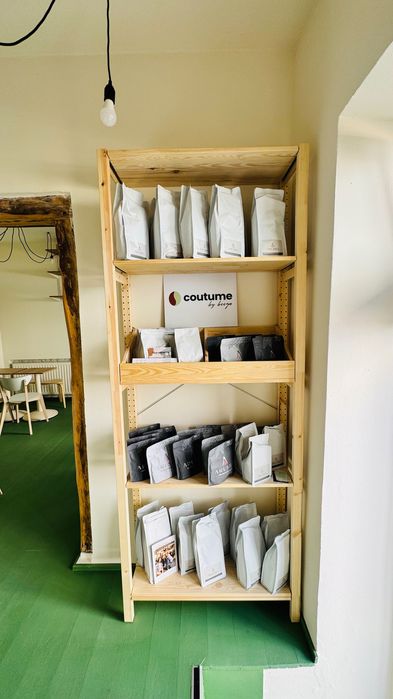 Vand 2 rafturi lemn ikea, folosite 3 luni