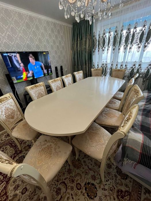 Стол и 12 стулья