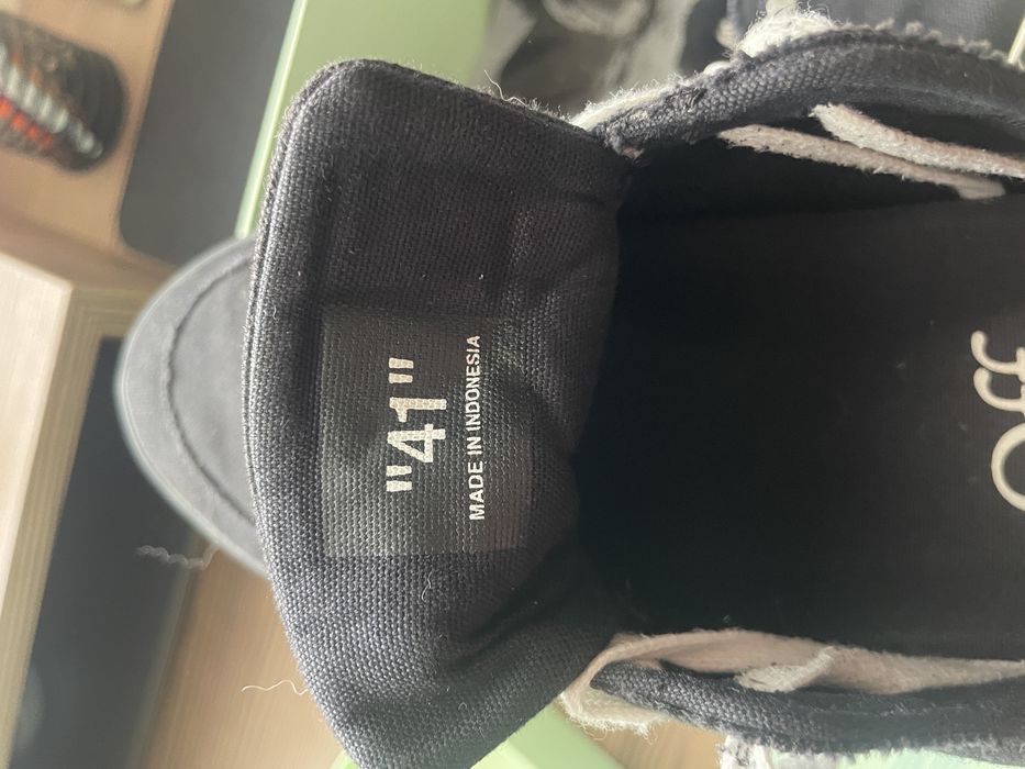 Off-whiet черни кецове