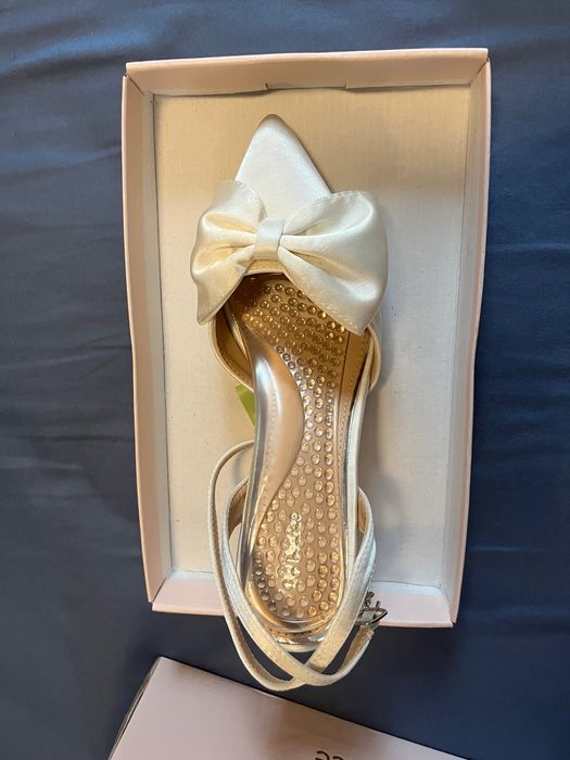 Vand gentuta, pantofi si voal de mireasa.