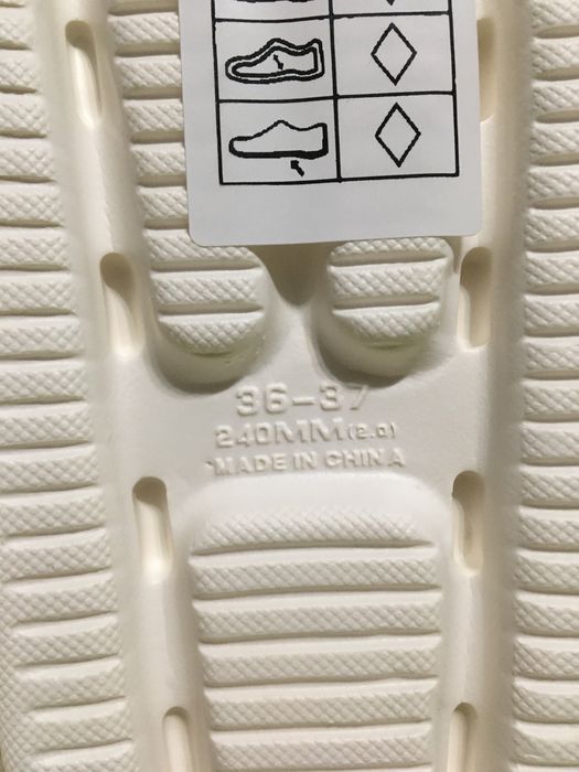 Papuci albi in trend