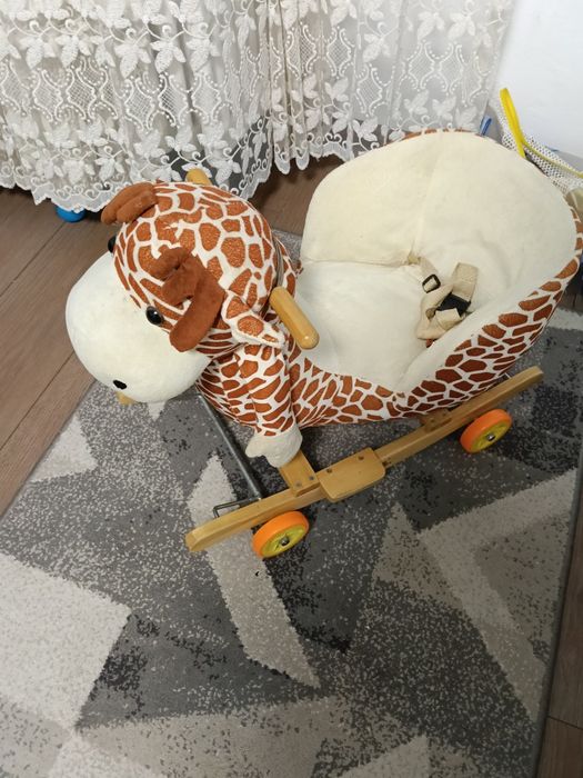 Balansoar copii tip girafă din lemn și pluș
