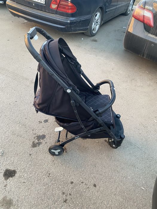 Детская коляска складываеться