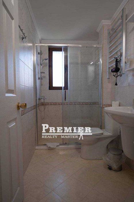 Продава се напълно оборудвана и обзаведена двуетажна къща