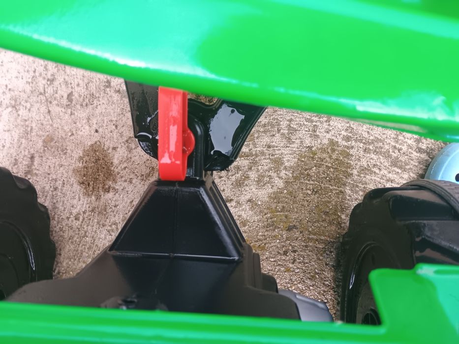 Tractoras cu pedale pentru copii