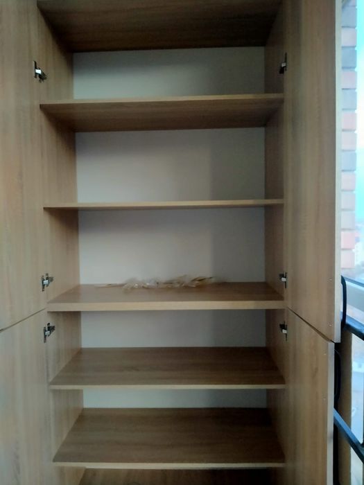 Шкаф. На балкон..