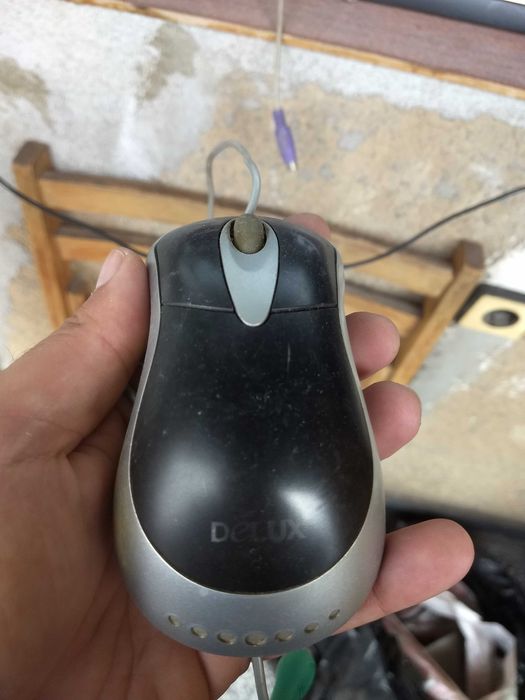 Комплект монитор, клавиатура и мишка за 35 лева.