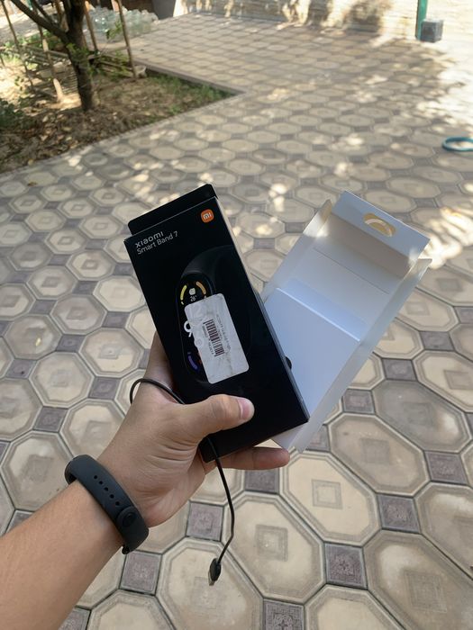 MI band 7 pochti yengi