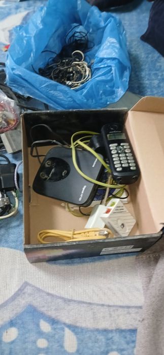 Încărcătoare vechi de telefoane și diverse
