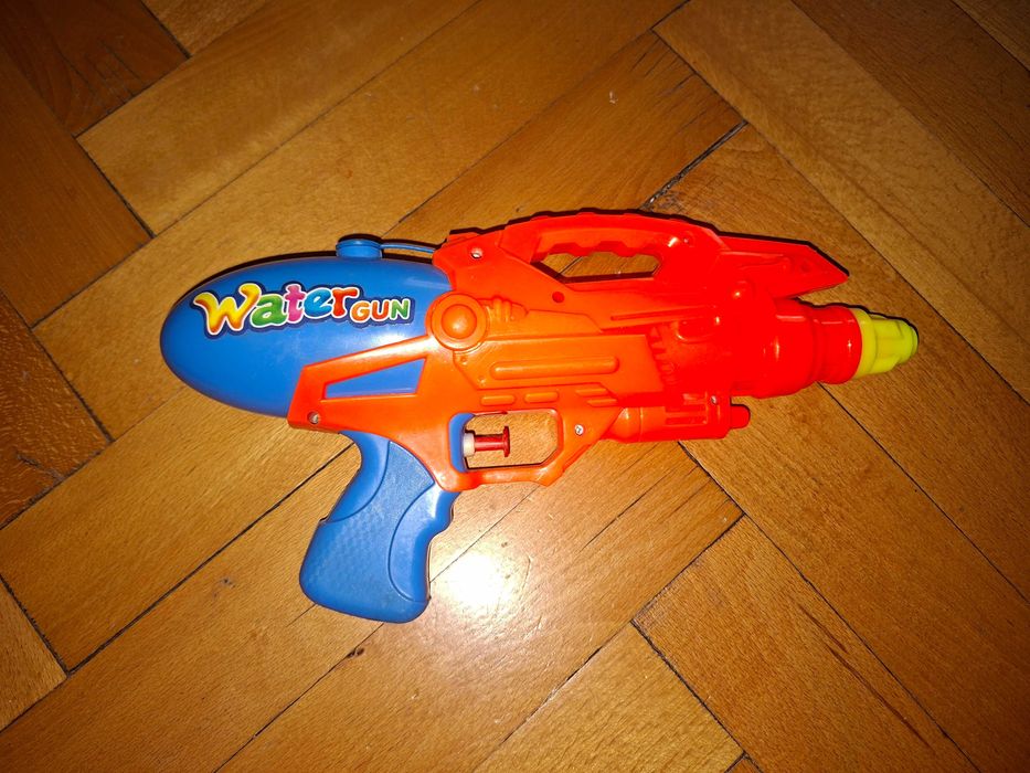 Подарявам дрешки и играчки