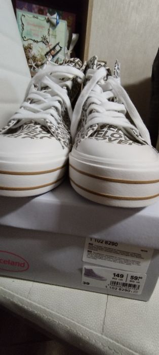 Високи кецове 39 номер.Нови.22лв.