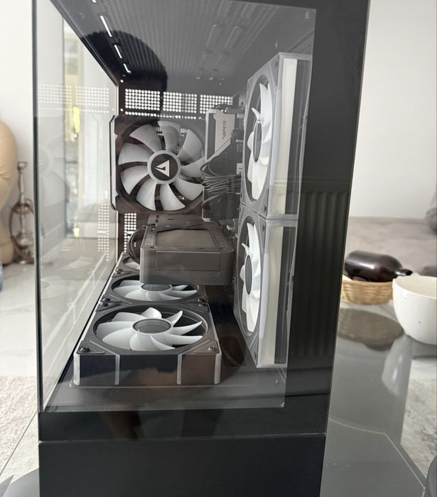 Carcasa gaming, sursa si ventilatoare RGB