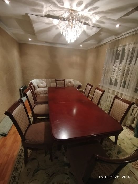 Продаю комплект стол,стулья,диван.