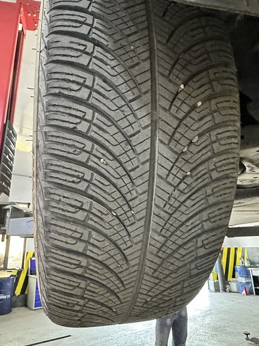 Продам диски с резиной на BMW,очень мягкая резина.В отличном состоянии