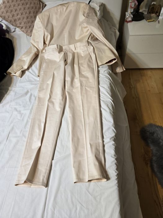 Vând costum Versave Premium marimea. 50 negiciabil