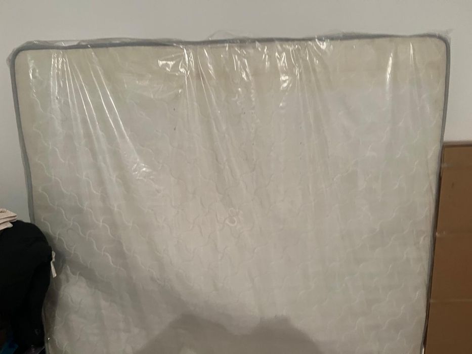 Продам матрас белый