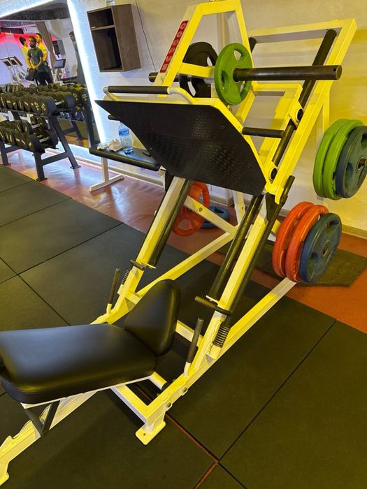 Жим ногами / Hack Squat