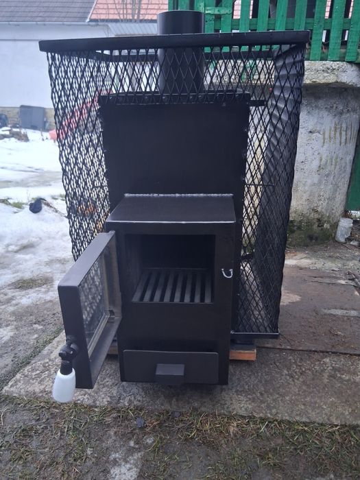 Saună cu sobă pe lemne cu focar exterior și carcasă din plasă