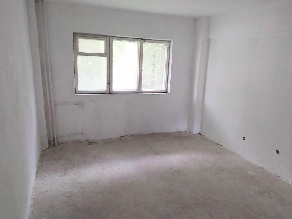 Vand apartament 2 camere parter cu teren aferent