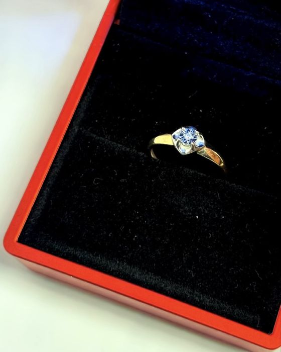 Продаю кольцо с бриллиантом