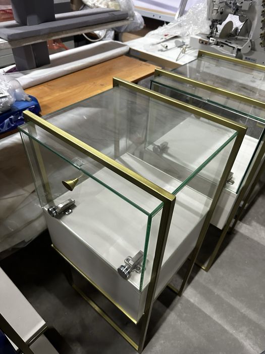 Стеклянная витрина для аксессуаров