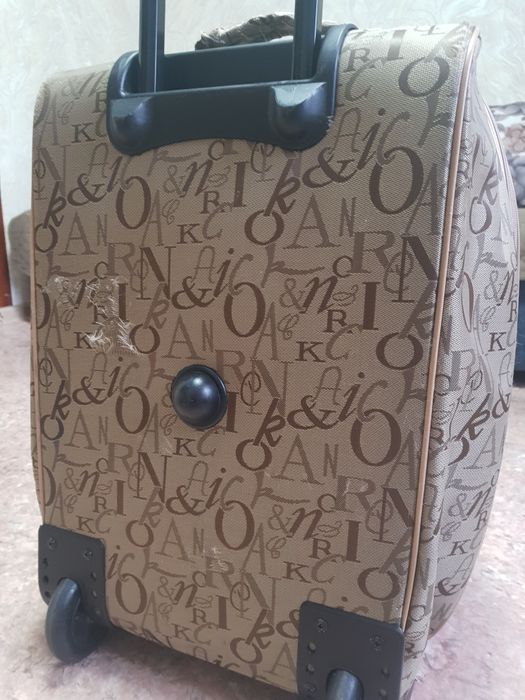 Чемодан       вместительный отличного  качества