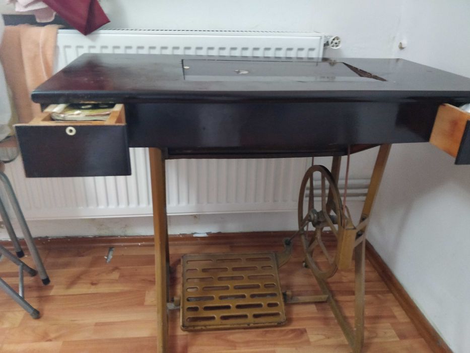 Mașină de cusut cu pedala