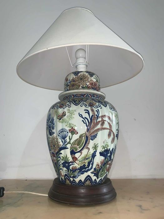 Veioza portelan pe soclu de lemn