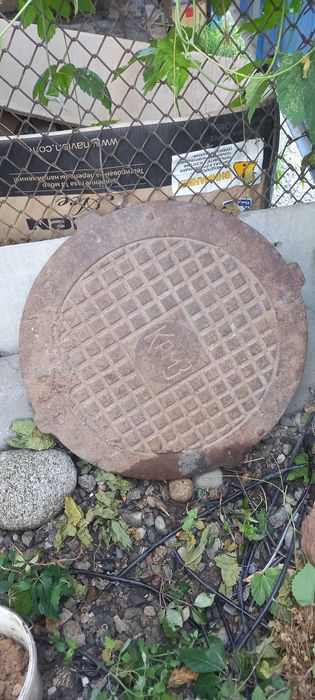 Люк канализационныи