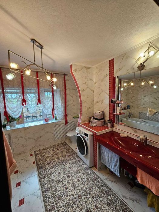 Продам большой кирпичный дом