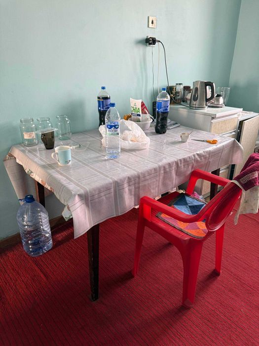 Стол обеденный в хорошем состоянии