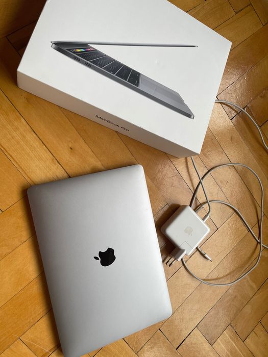 MacBook PRO със зарядно