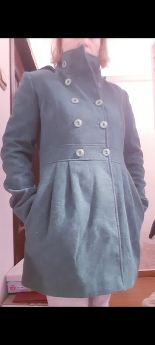 Palton verde cu nasturi mari, buzunare si gluga