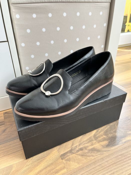 Черни ежедневни дамски обувки на лека платформа