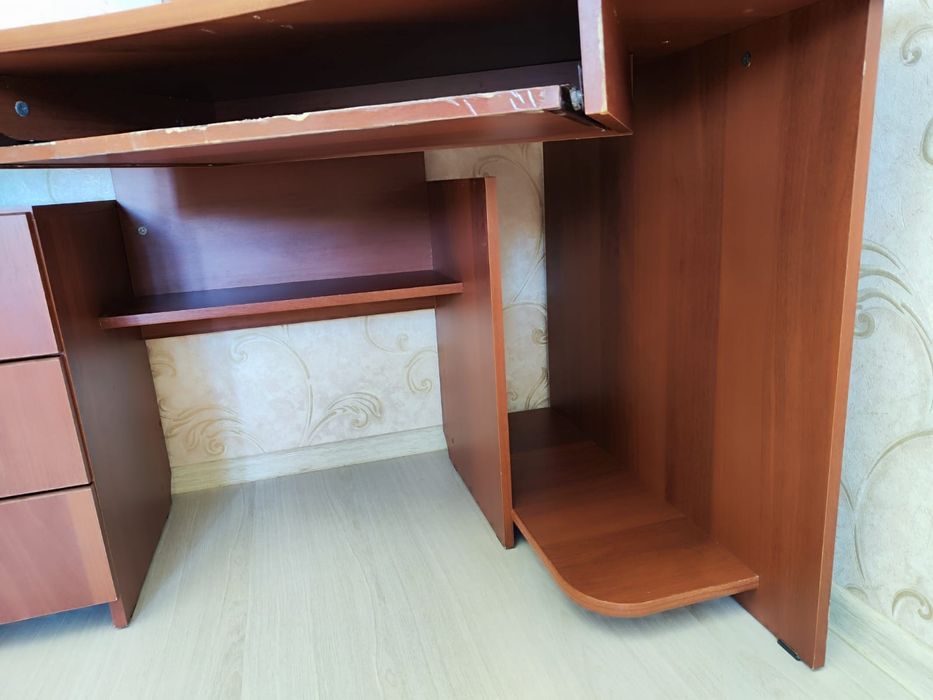 Продам удобный компьютерный стол с тумбочкой