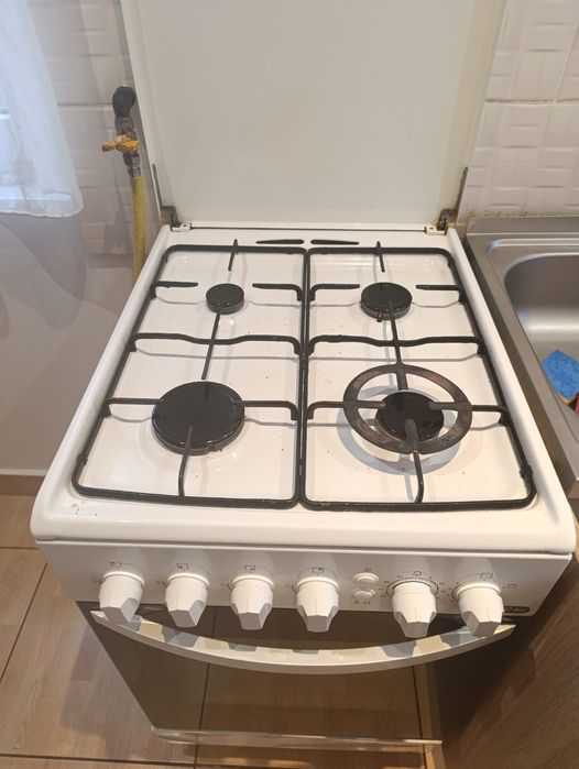 Vând aragaz cu chiuveta in stare perfecta