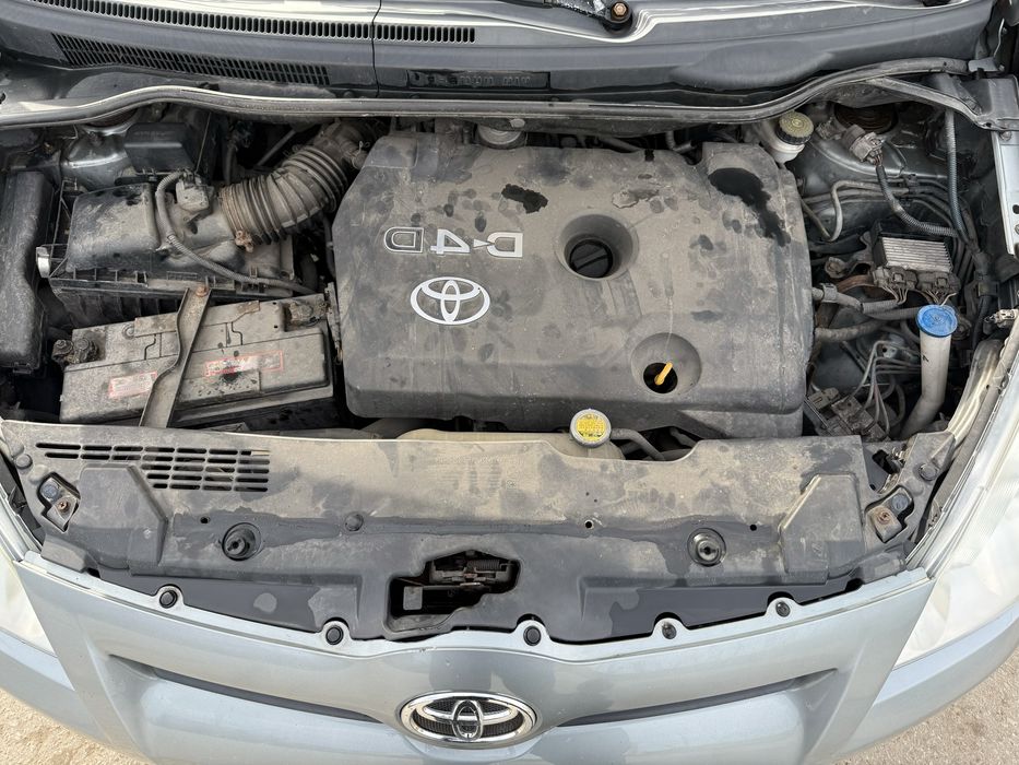 Toyota Corolla Verso 2.2 на части