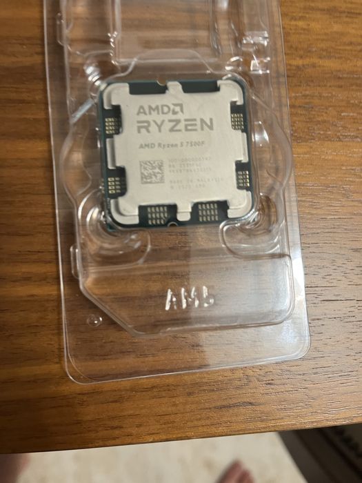 Процесор с охладител на AMD