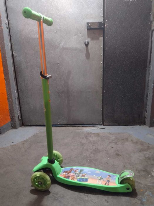 Продам Самокат трехколесный