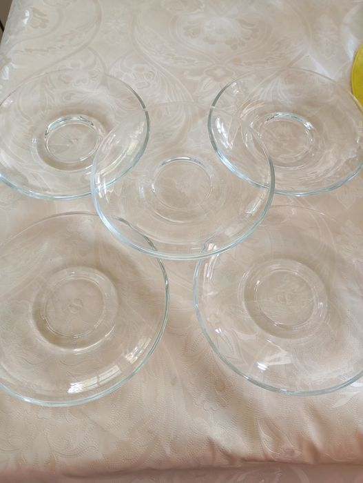 Блюдца,чашки,чайник,подносы