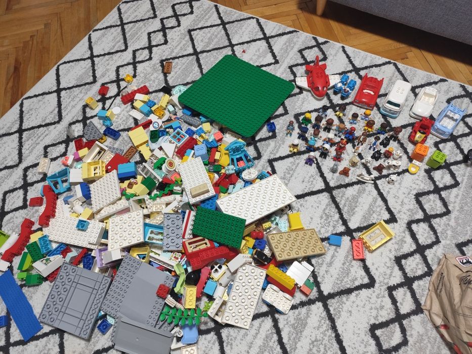 Vând cutie de 80 l plina cu lego duplo