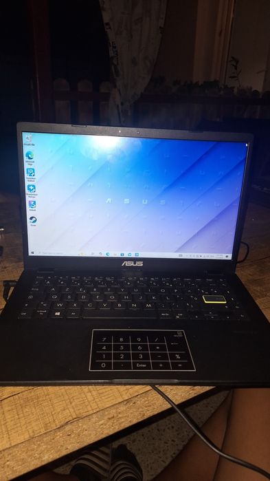 Vând leptop asus vivibook