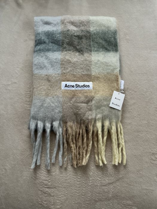 Шалове Acne Studios