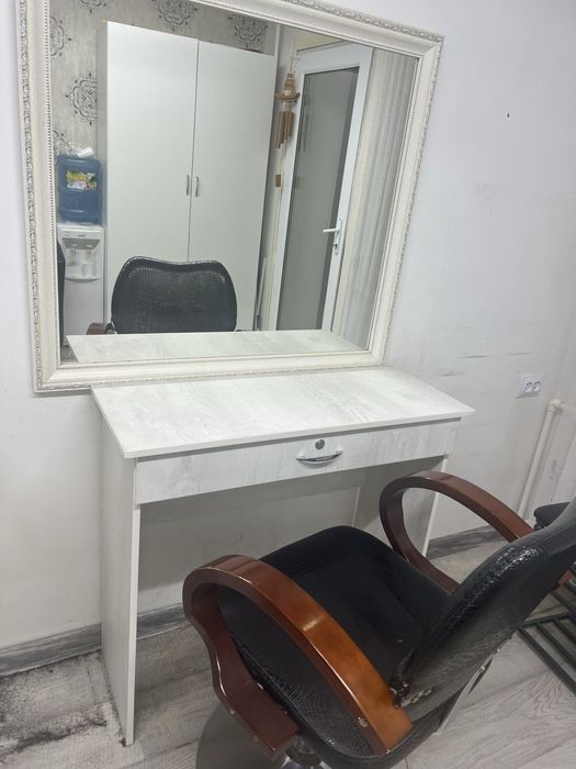 Стол , зеркало парикмахера