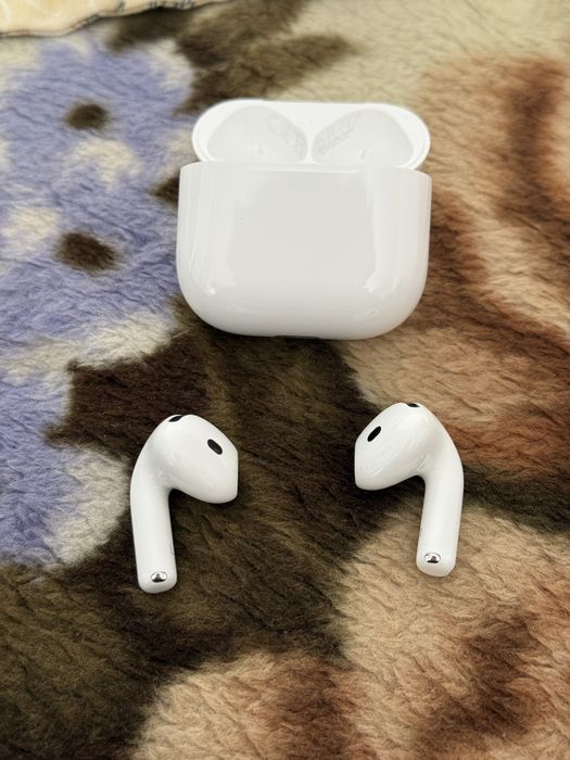 AirPods 4.