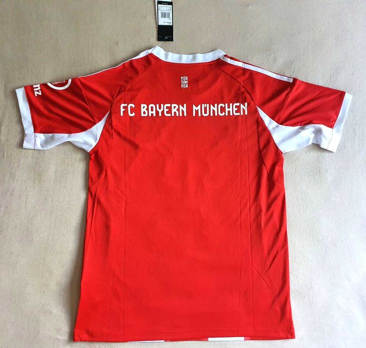 Байерн Мюнхен титулярна тениска НОВА 2025/26