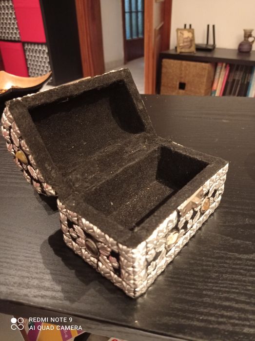 3 cutii bijuterii și flacon parfum