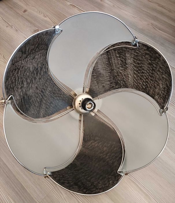 Лампион, подходяш за осветление в спалнята, всекидневната или хола.