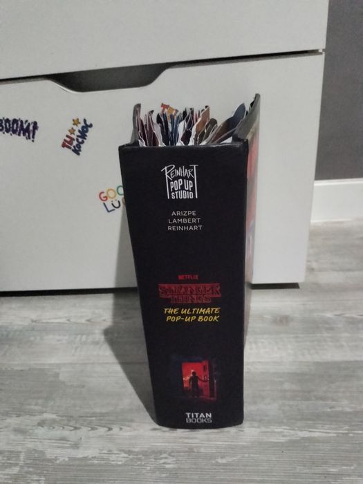 Книга по очень странным делам нюансы некоторые страницы нужно подклеит